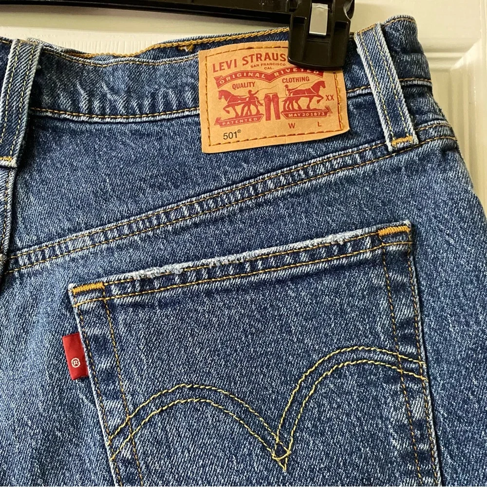Levi's 501 Women's Size 28” Medium Wash Cotton Fray Hem Button Tab Denim Shorts - Picture 9 of 12